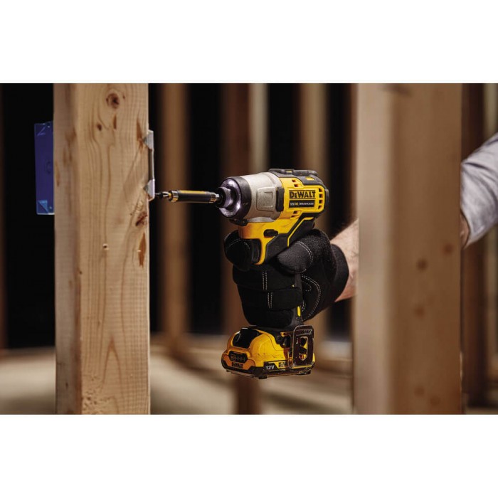 Шуруповерт аккумуляторный ударный безщеточный DeWALT DCF801D2 (DCF801D2)