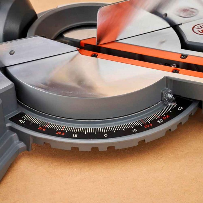 Пила торцовочная сетевая BLACK+DECKER BES702 (BES702)