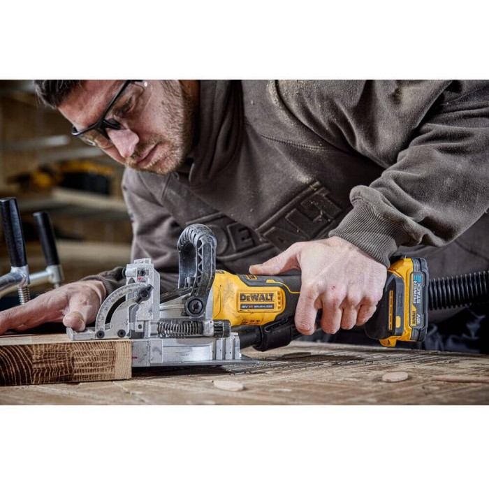 Фрезер акумуляторний безщітковий DeWALT DCW682NT (DCW682NT)