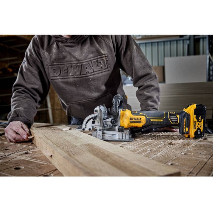 Фрезер акумуляторний безщітковий DeWALT DCW682NT (DCW682NT)