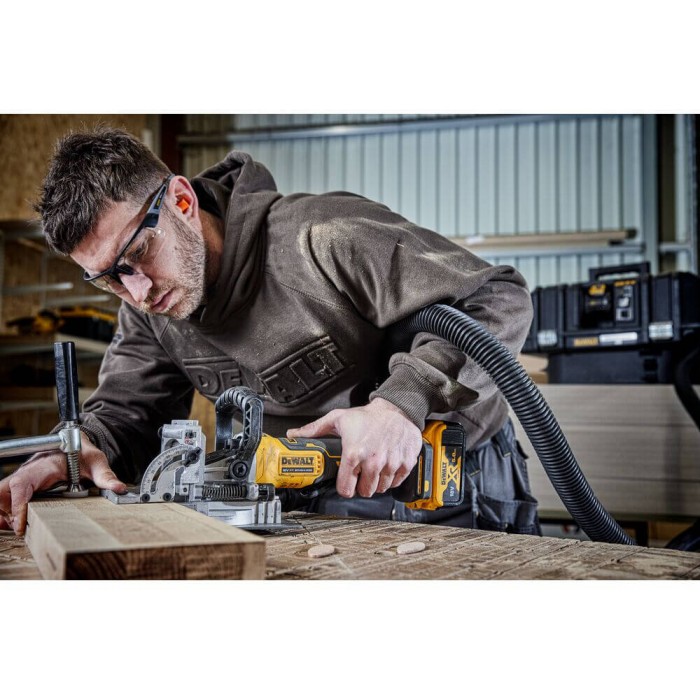 Фрезер акумуляторний безщітковий DeWALT DCW682NT (DCW682NT)