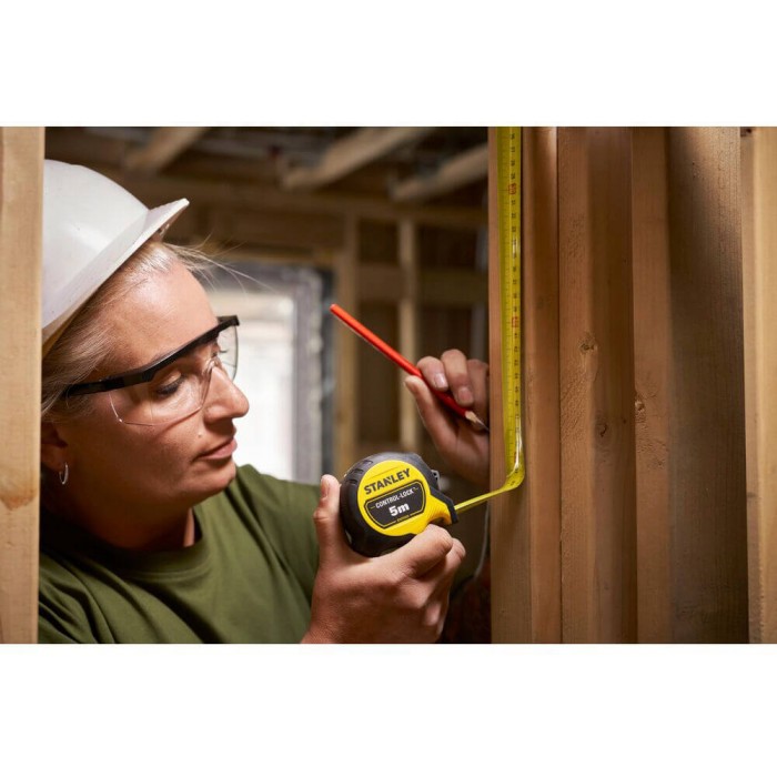Рулетка измерительная CONTROL-LOCK длиной 5 м, шириной 25 мм, в обрезиненном корпусе, с двойной шкалой STANLEY STHT37231-0 (STHT37231-0)