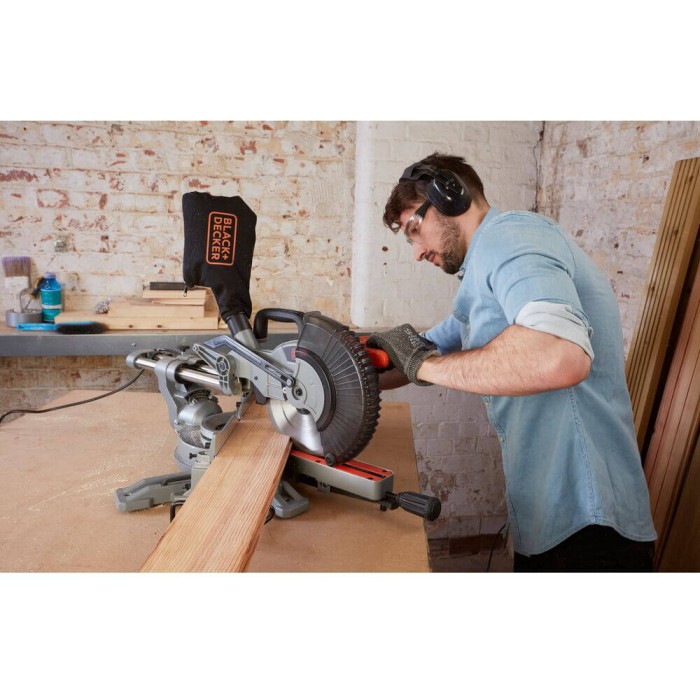 Пила торцювальна мережева BLACK+DECKER BES700 (BES700)