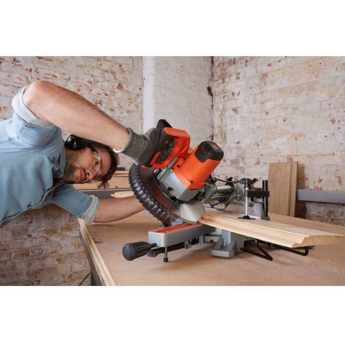 Пила торцювальна мережева BLACK+DECKER BES700 (BES700)