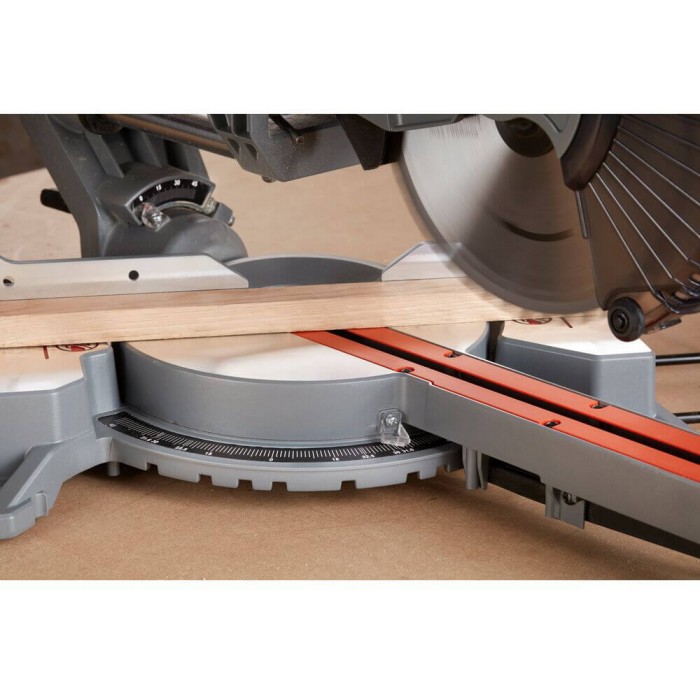 Пила торцювальна мережева BLACK+DECKER BES700 (BES700)