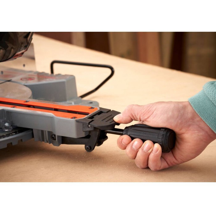 Пила торцювальна мережева BLACK+DECKER BES701 (BES701)