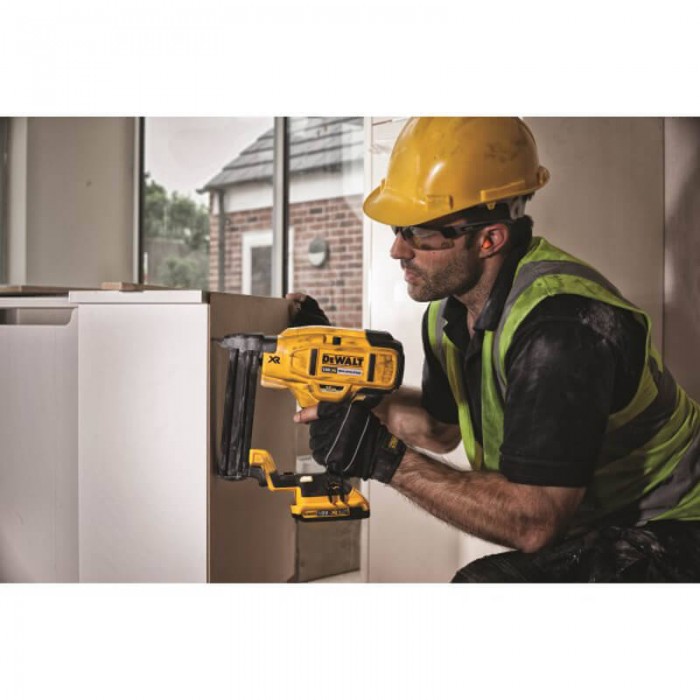 Степлер скобозабивний акумуляторний безщітковий DeWALT DCN681D2 (DCN681D2)