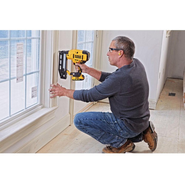 Пістолет цвяхозабивний акумуляторний безщітковий DeWALT DCN662D2 (DCN662D2)