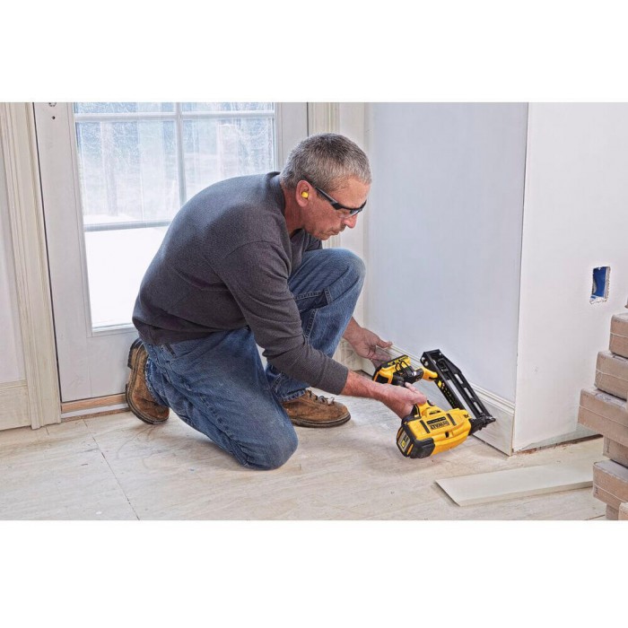 Пістолет цвяхозабивний акумуляторний безщітковий DeWALT DCN662D2 (DCN662D2)