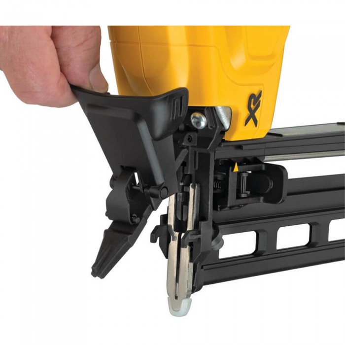 Пістолет цвяхозабивний акумуляторний безщітковий DeWALT DCN662N (DCN662N)