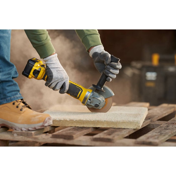 Шлифмашина угловая аккумуляторная бесщеточная STANLEY FATMAX SFMCG700M2K (SFMCG700M2K)