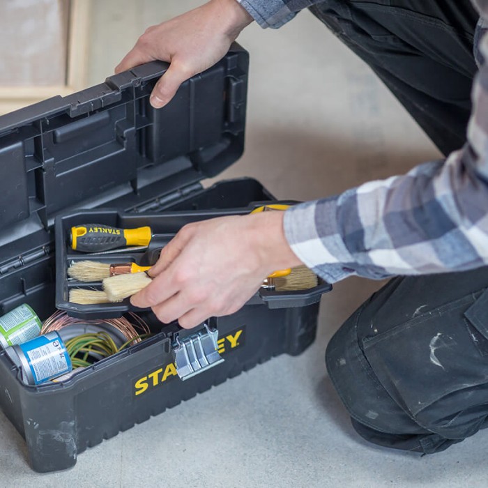 Ящик ESSENTIAL пластиковий з металевими застібками, розмір 316x156x128 мм (12.5 ) STANLEY STST1-75515 (STST1-75515)