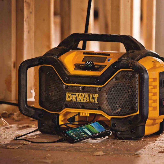 Зарядний пристрій-радіоприймач DeWALT DCR027 (DCR027)