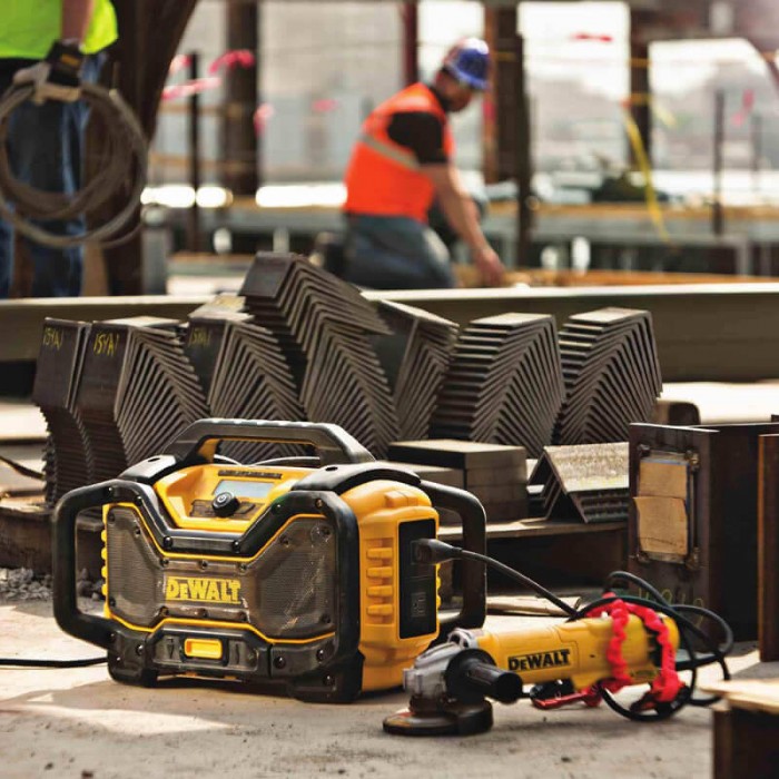 Зарядний пристрій-радіоприймач DeWALT DCR027 (DCR027)